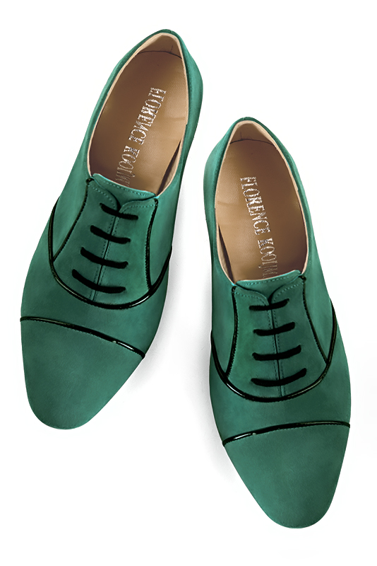Emerald green and gloss black women's essential lace-up shoes. Round toe. High kitten heels. Top view - Florence KOOIJMAN